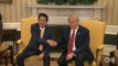 Donald Trump ne lache pas la main du premier ministre japonais : 19sec de serrage de main