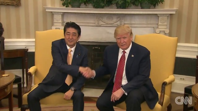 Donald Trump ne lache pas la main du premier ministre japonais : 19sec de serrage de main