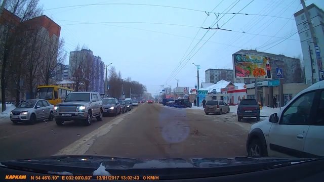 Страна не без добрых людей. Водитель помог женщине-пешеходу с детьми, молодец!