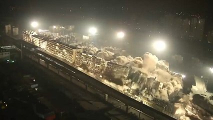 Эпичный Снос 19 домов в Китае за 10 секунд!