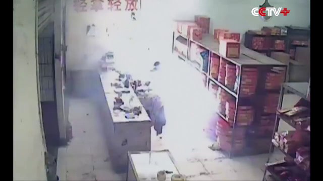 un homme bourré met le feu à un entrepôt de feux d'artifices