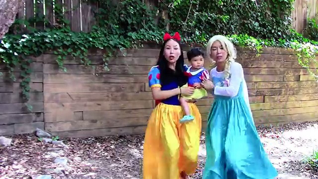 Spiderman, Elsa, Snow white lose their clothes! w/ snow white baby, doctor, joker girl