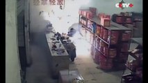 Un homme allume une fusée dans une boutique de feux d'artifice