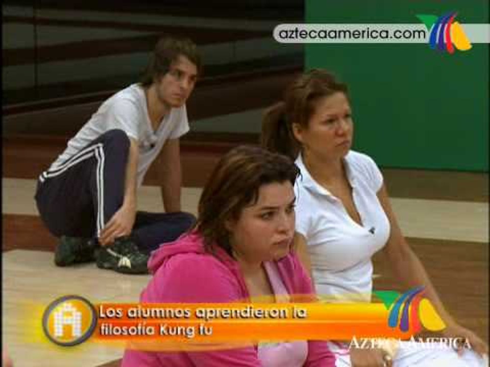 Los academicos practican Taichi.