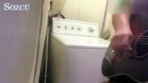 Çamaşır makinesiyle düet yapan adam