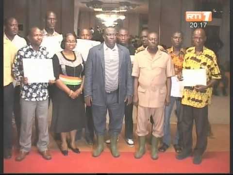 Remise de chèques aux jeunes éleveurs pour permettre de renforcer leur capacité