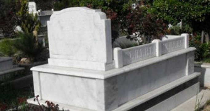 Öğrenciler Uzaktan Talimatla Kuran Okuyan Mezar Taşı Yaptılar