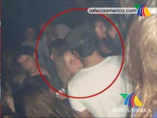 Cachamos a Aaron Díaz  muy cariñoso con alguien que no era su esposa