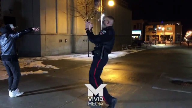Un policier fait une battle de danse en pleine rue