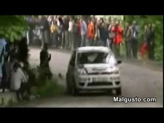 auto rally arolla a un hombre