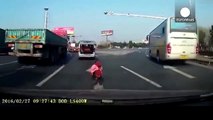 Bambina cade dal bagagliaio di un'auto su una strada trafficata. Le immagini sono da brividi!