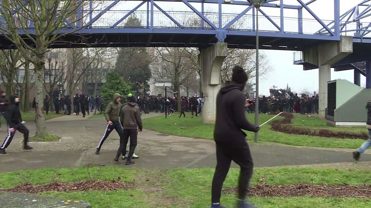 Protesto violento em subúrbio de Paris