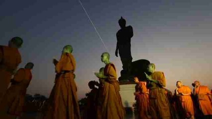 Tải video: Monjes budistas celebran el día de Makha Bucha en Tailandia