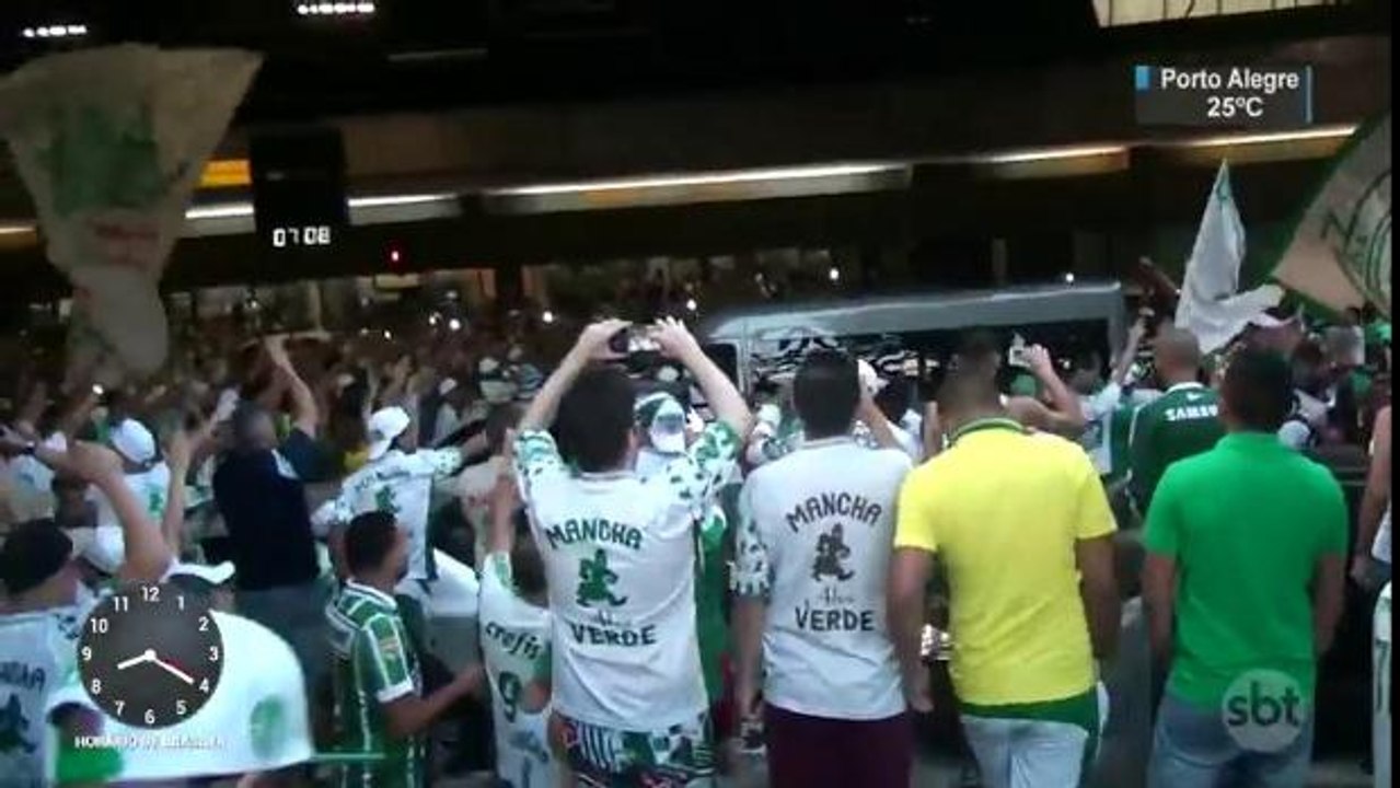 Borja chega ao Brasil com festa dos torcedores palmeirenses
