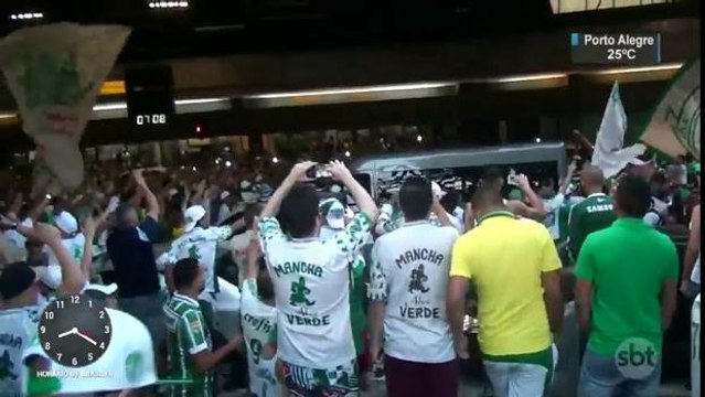 Borja chega ao Brasil com festa dos torcedores palmeirenses