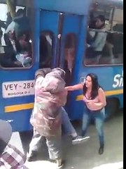 Ladron quería escapar pero termino atrapado en la puerta del bus