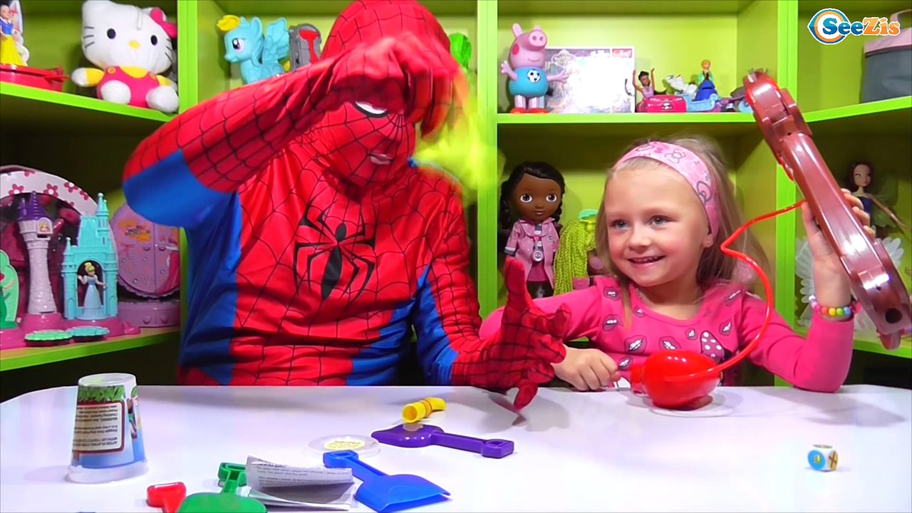 ✔ Spiderman. Ярослава играет с Человеком Пауком...