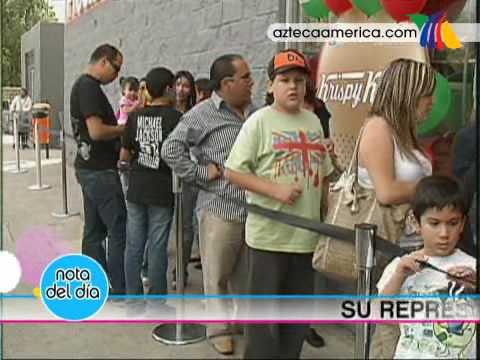 Firma de autógrafos de Aarón Díaz