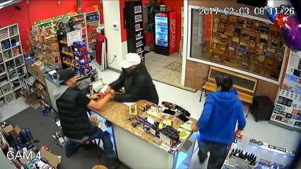 Un voleur se fait maîtriser par 2 vendeurs