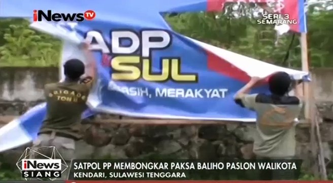 Petugas Satpol PP Membongkar Paksa Baliho Paslon Walikota di Kendari