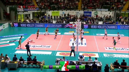 Ce joueur de volley-ball assomme l'un de ses adversaires en faisant un smash