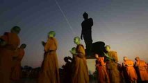 Monjes budistas celebran el día de Makha Bucha en Tailandia