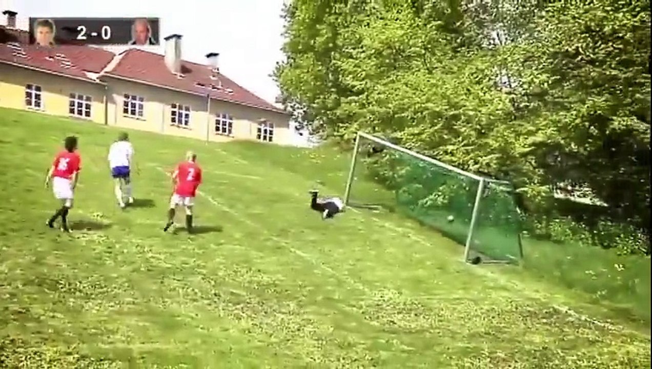 Ces Anglais font un match de foot sur un terrain en pente !