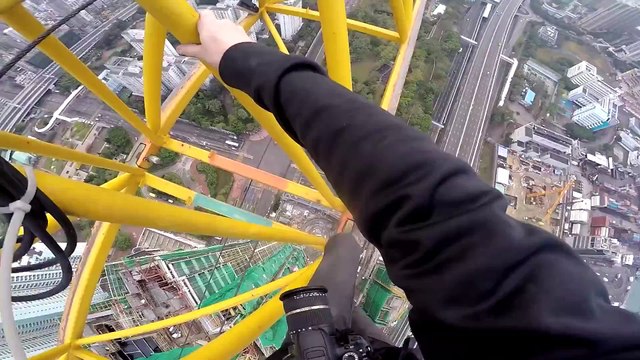 Il grimpe une grue de 250m de hauteur! Vertigieneux
