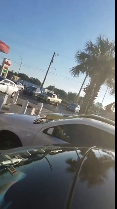 Cette mère indigne laisse son gamin dans la voiture et part faire ses courses