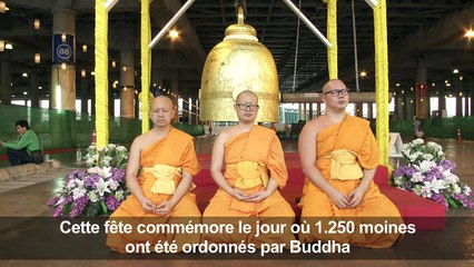 La Thaïlande honore Buddha avec les célébration Makha Bucha