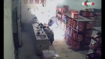 Un homme allume des feux d'artifices devant une boutique de feux d'artifice