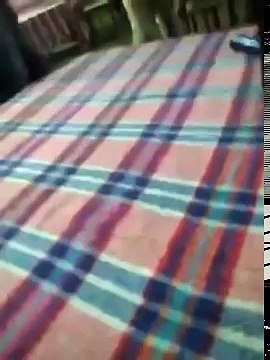 Pijana Romkinja igra ispod satora mrtva pijana