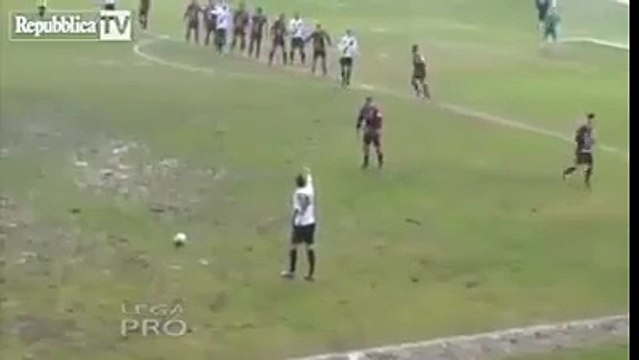 Il marque en taclant de son propre camp