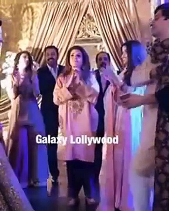 Urwa Hocane Resham and Noman Ejaz Dancing on ‘Tu Nay Mari Entry’ @ Farhan and Urwa Wedding Receptio