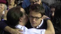 El público de Vistalegre aclama el abrazo de Iglesias y Errejón al grito de 