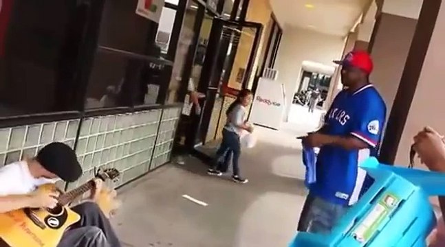 Ele apenas estava tocando seu violão na rua..