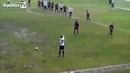 But incroyable : Il marque en taclant de son propre camp