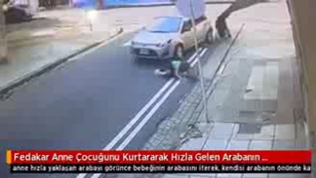 Fedakar Anne Çocuğunu Kurtararak Hızla Gelen Arabanın Önüne Atladı