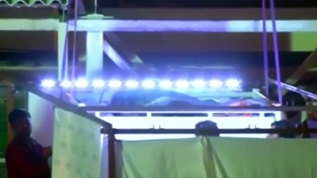 Người phụ nữ béo nhất thế giới được cần trục đưa từ nhà ra sân bay sang Ấn Độ phẫu thuật