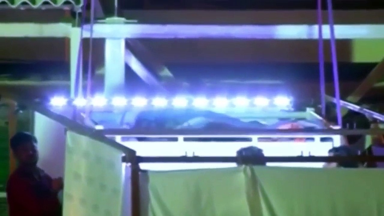 Người phụ nữ béo nhất thế giới được cần trục đưa từ nhà ra sân bay sang Ấn Độ phẫu thuật