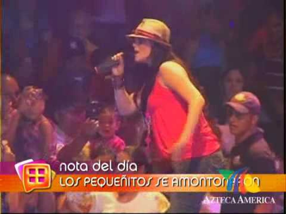 Allison Lozz muy desafinada en un concierto