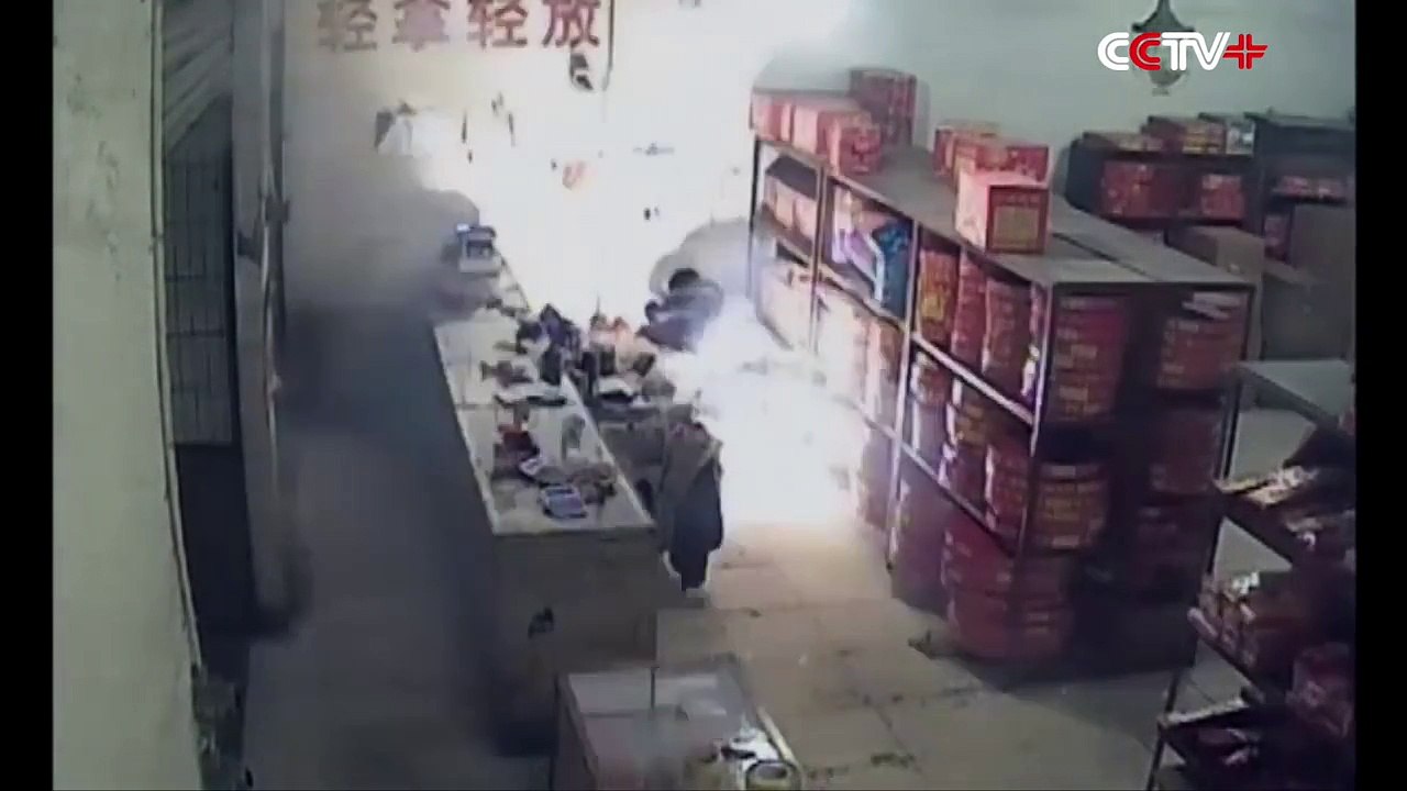 Il met le feu a une boutique de feu d'artifices