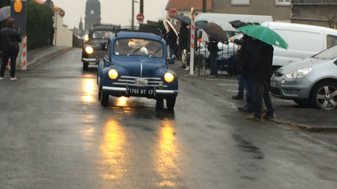 Vieilles voitures: le froid n'arrête pas le rallye des Givrés