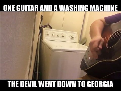 Il joue de la guitare accompagné de sa machine à laver