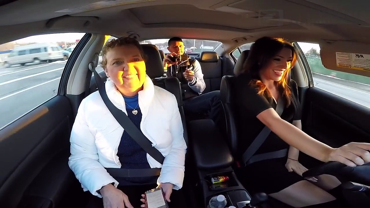 Il offre des sous-vêtements vibrants à sa copine, et choisit de les activer devant sa maman, en voiture...