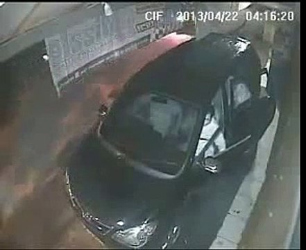 Aksi Maling Gagal Membobol Toko Terekam Kamera