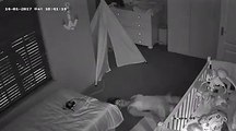 Une maman sort de la chambre de son bébé endormi