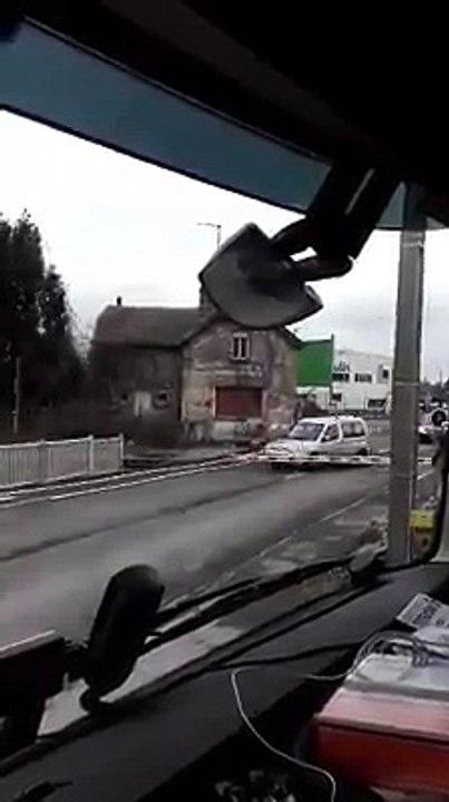 Pendant ce temps-là en France à un passage à niveau