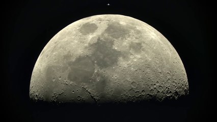 Buzz : Regardez Thomas Pesquet voler devant la Lune !