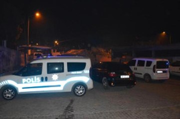 Uyuşturucu Şüphelileri Kendilerini Gözaltına Almak İsteyen 2 Polisi Yaraladı